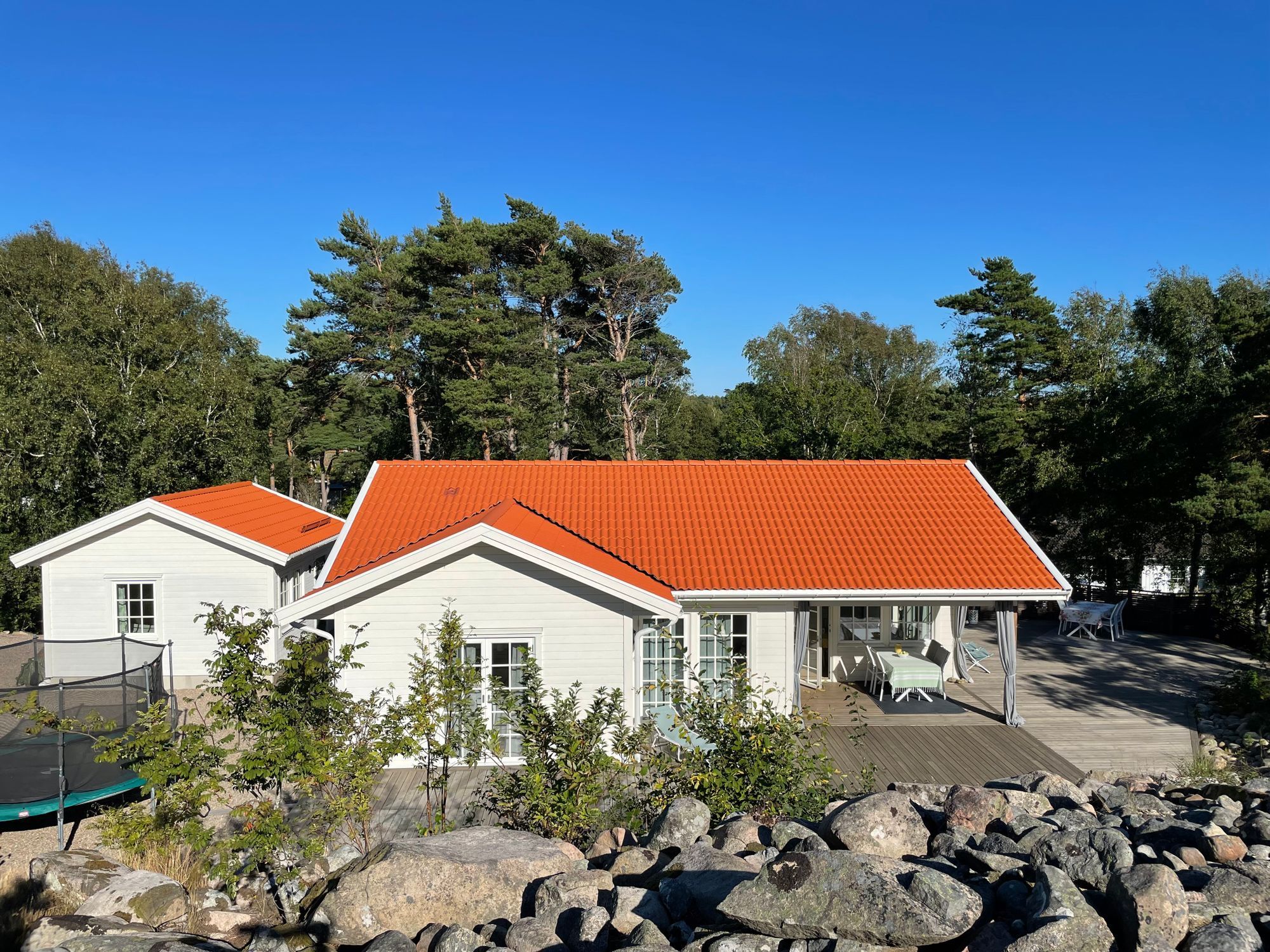 Havsnära sommarhus med stor altan och gäststuga – bild 22 av 24