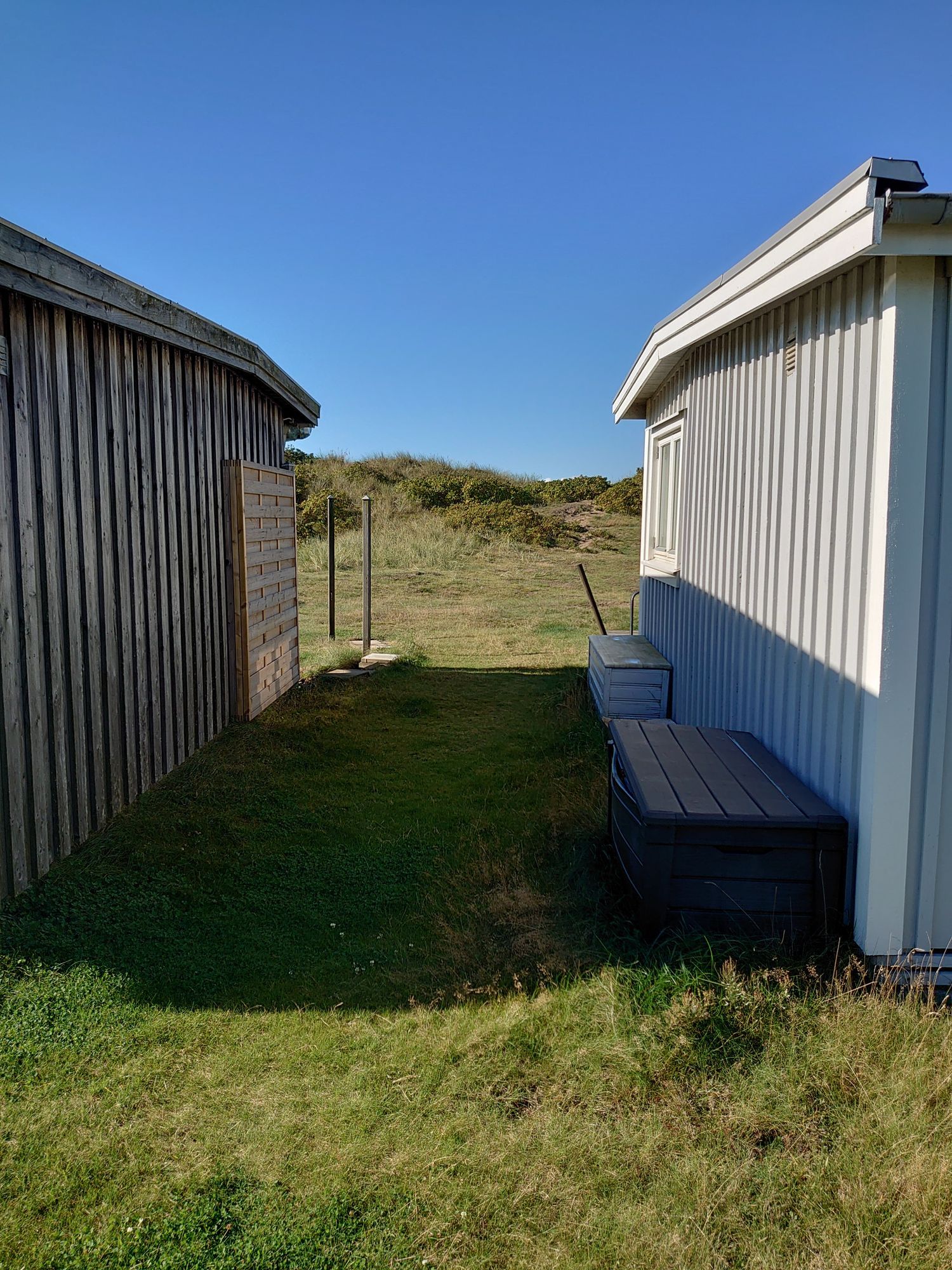 Mysig stuga på strandsidan, Skrea Strand. – bild 3 av 7
