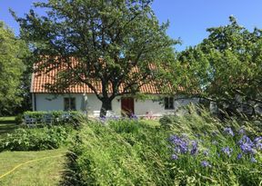 Kalkstenshus nära Visby och havet