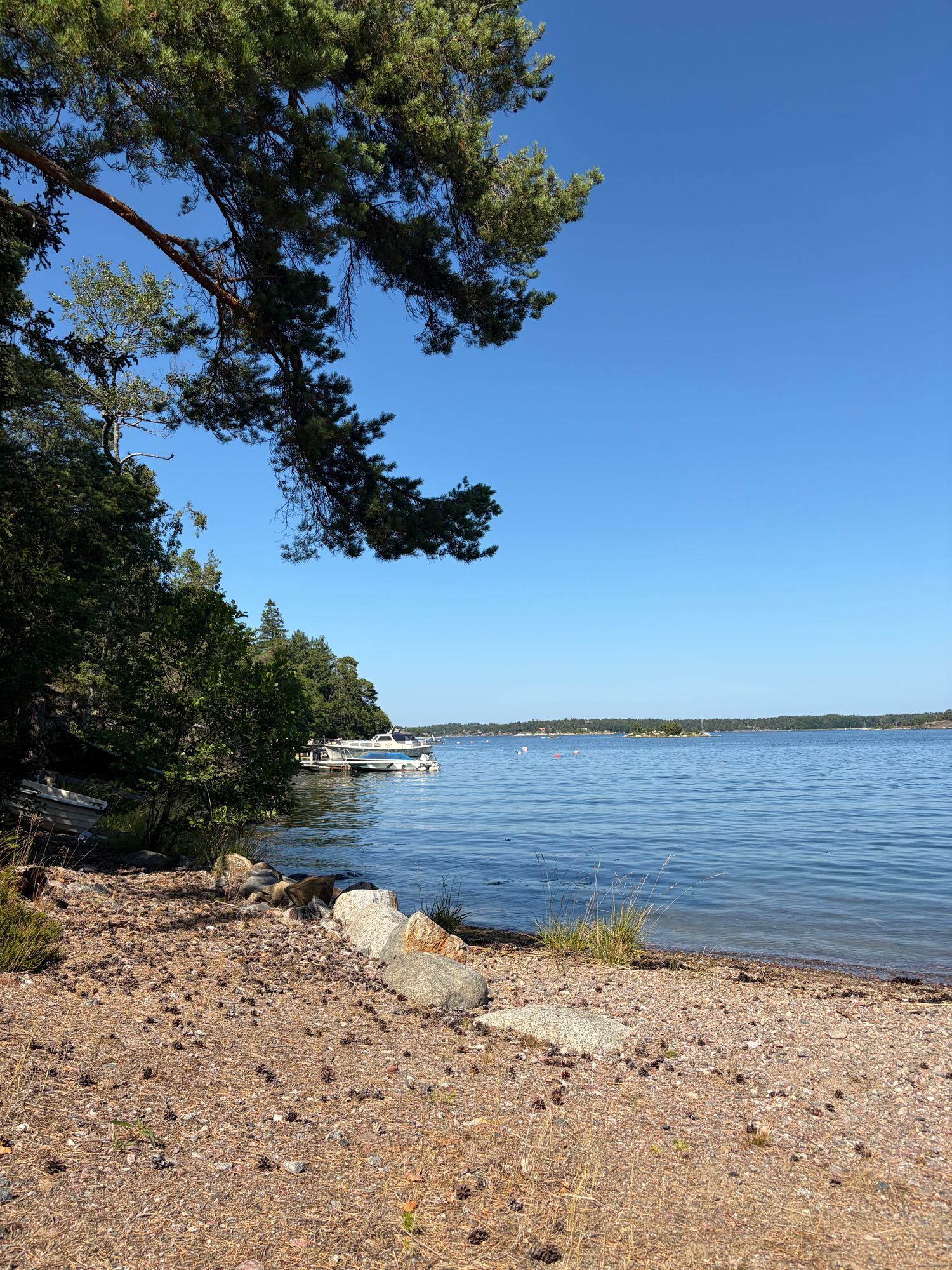 Stockholms skärgård, brygga, bastu och bilväg – bild 6 av 24