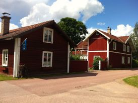 Kringbyggd dalagård/hästgård med egen strandtomt