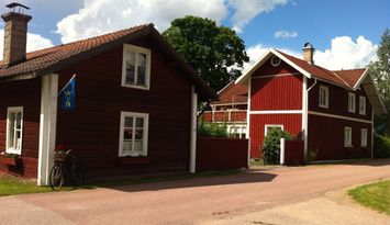 Kringbyggd dalagård/hästgård med egen strandtomt