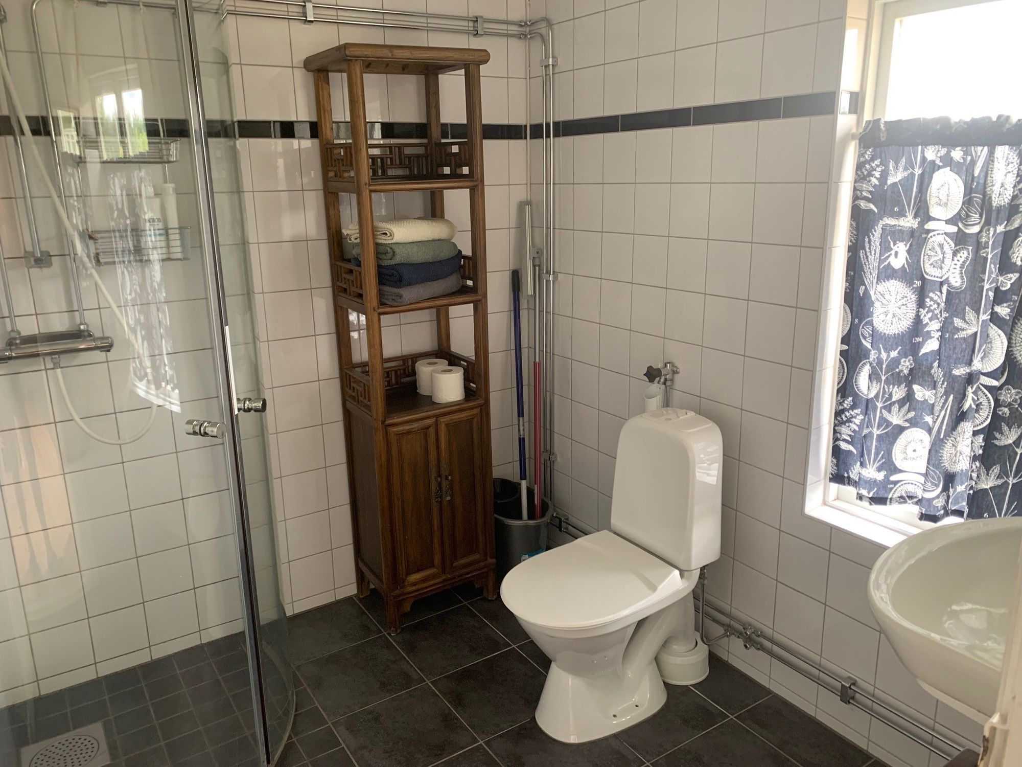 Charmig lantlig stuga med air condition. – bild 17 av 24