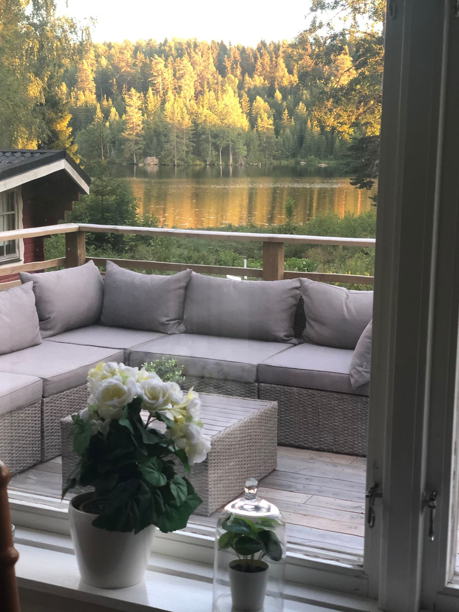 Idyllisk liten stuga vid sjön Våtsjön – bild 7 av 24
