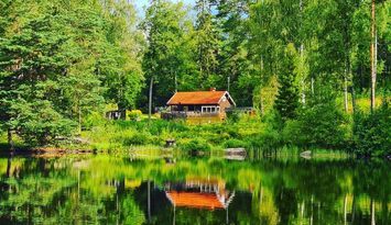 Idyllisk liten stuga vid sjön Våtsjön