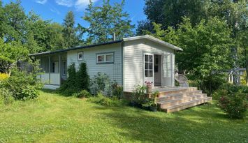 Nyrenoverad stuga med havsutsikt och nära naturen