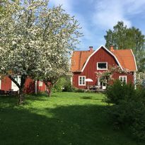 Stor släktgård med fantastiskt läge vid Sommen