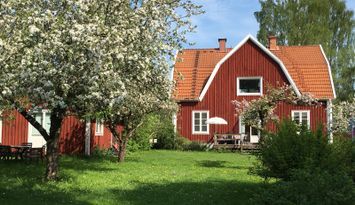 Stor släktgård med fantastiskt läge vid Sommen