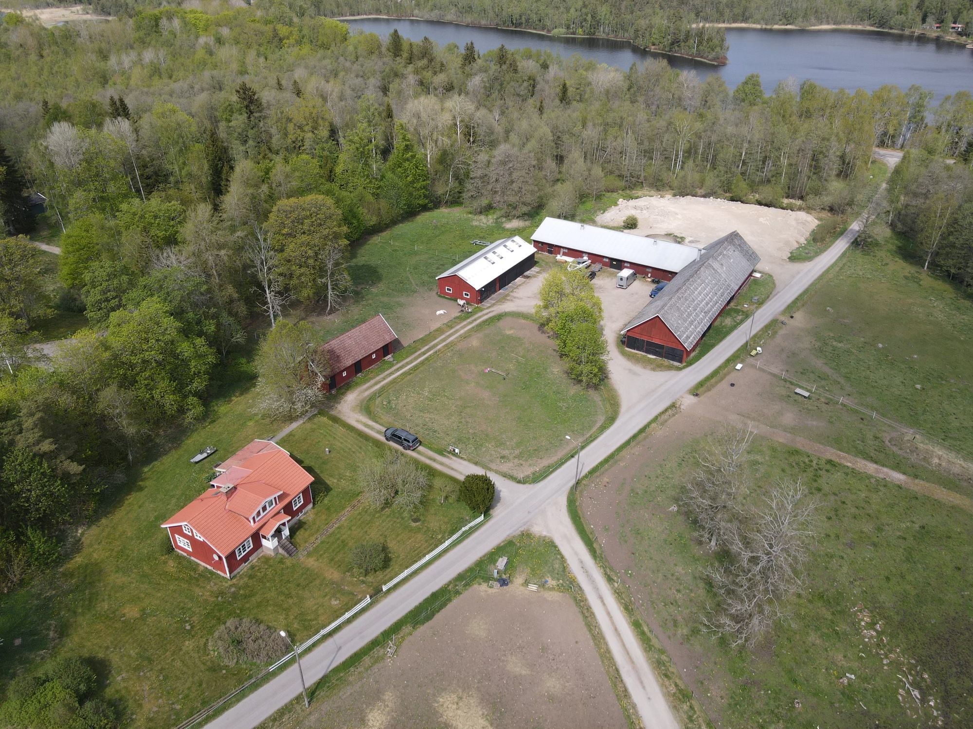 Hus på lantgård nära sjö, skog och staden Växjö – bild 3 av 24