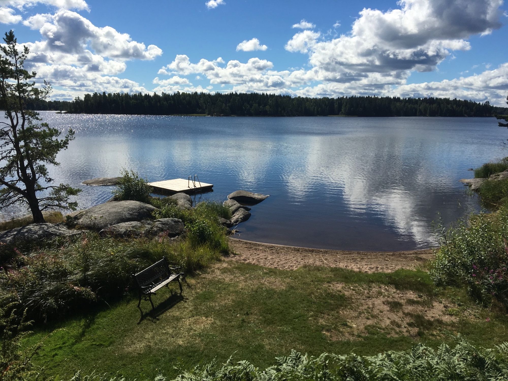 Charmig stuga vid sjön, magisk utsikt, bad & fiske – bild 4 av 24
