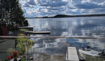 Stuga med egen sandstrand, bastu, brygga.
