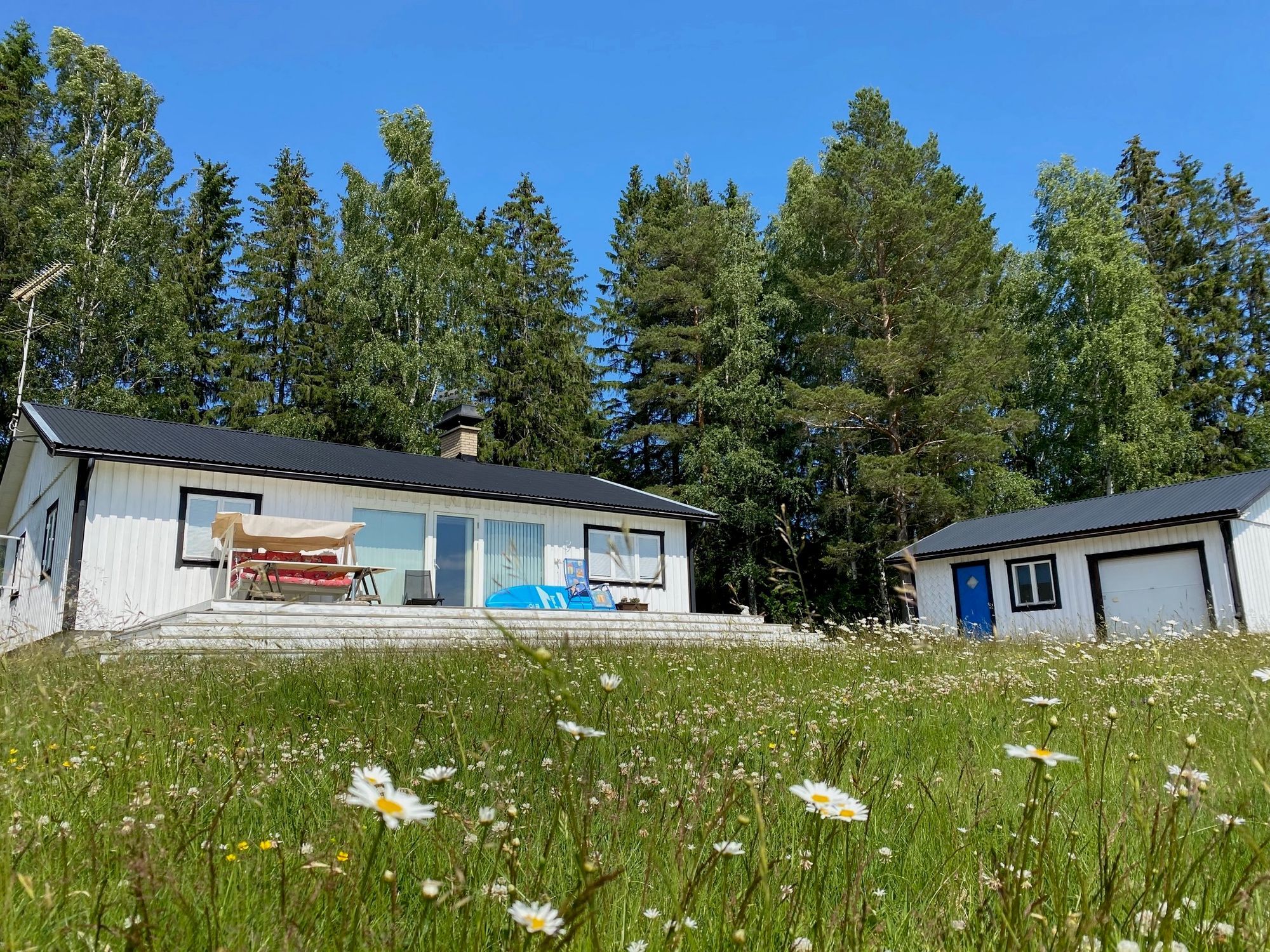 Charmig stuga vid sjön, magisk utsikt, bad & fiske – bild 5 av 24