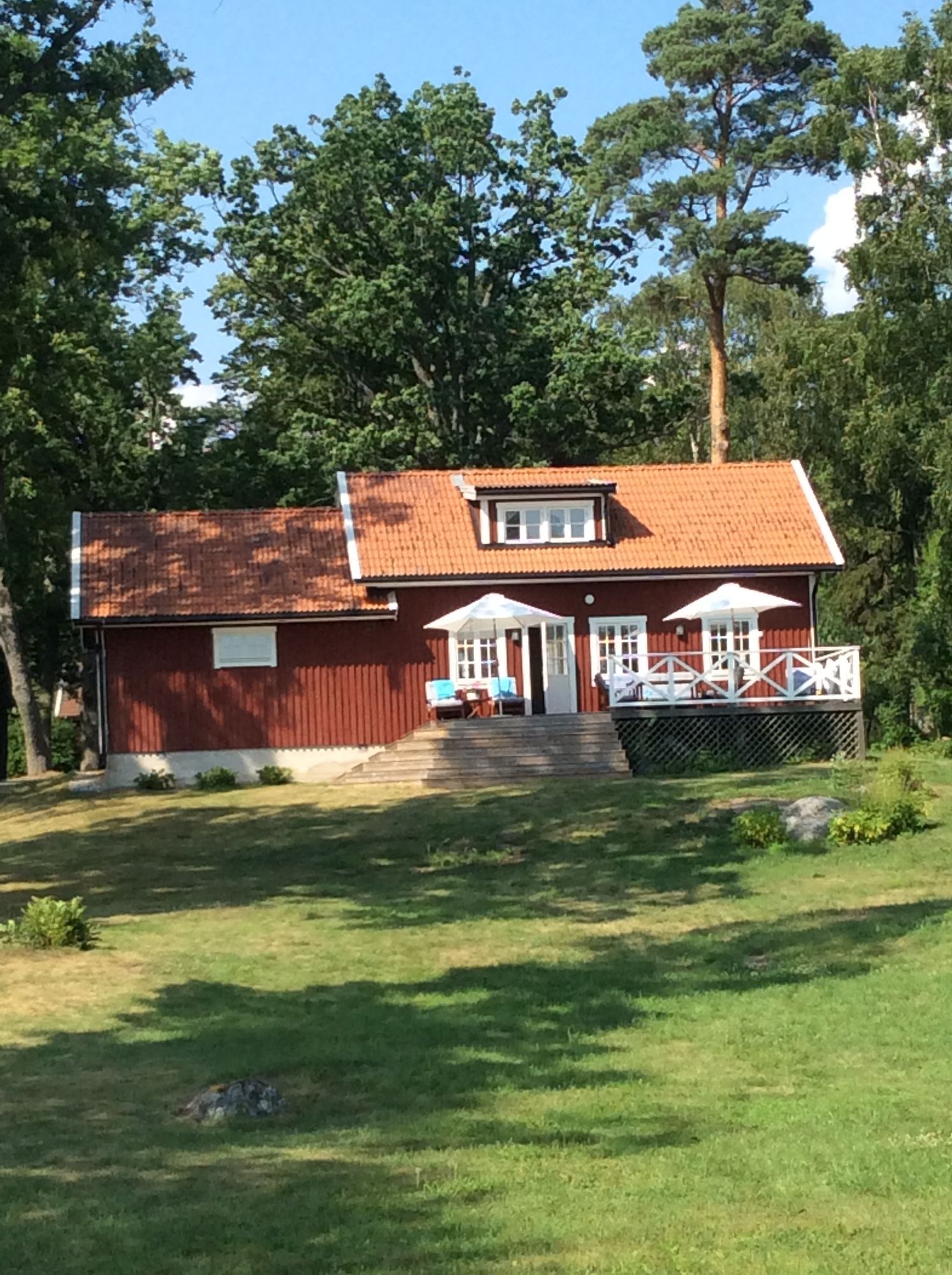 Charmigt hus med sjötomt och vidunderlig utsikt – bild 3 av 24