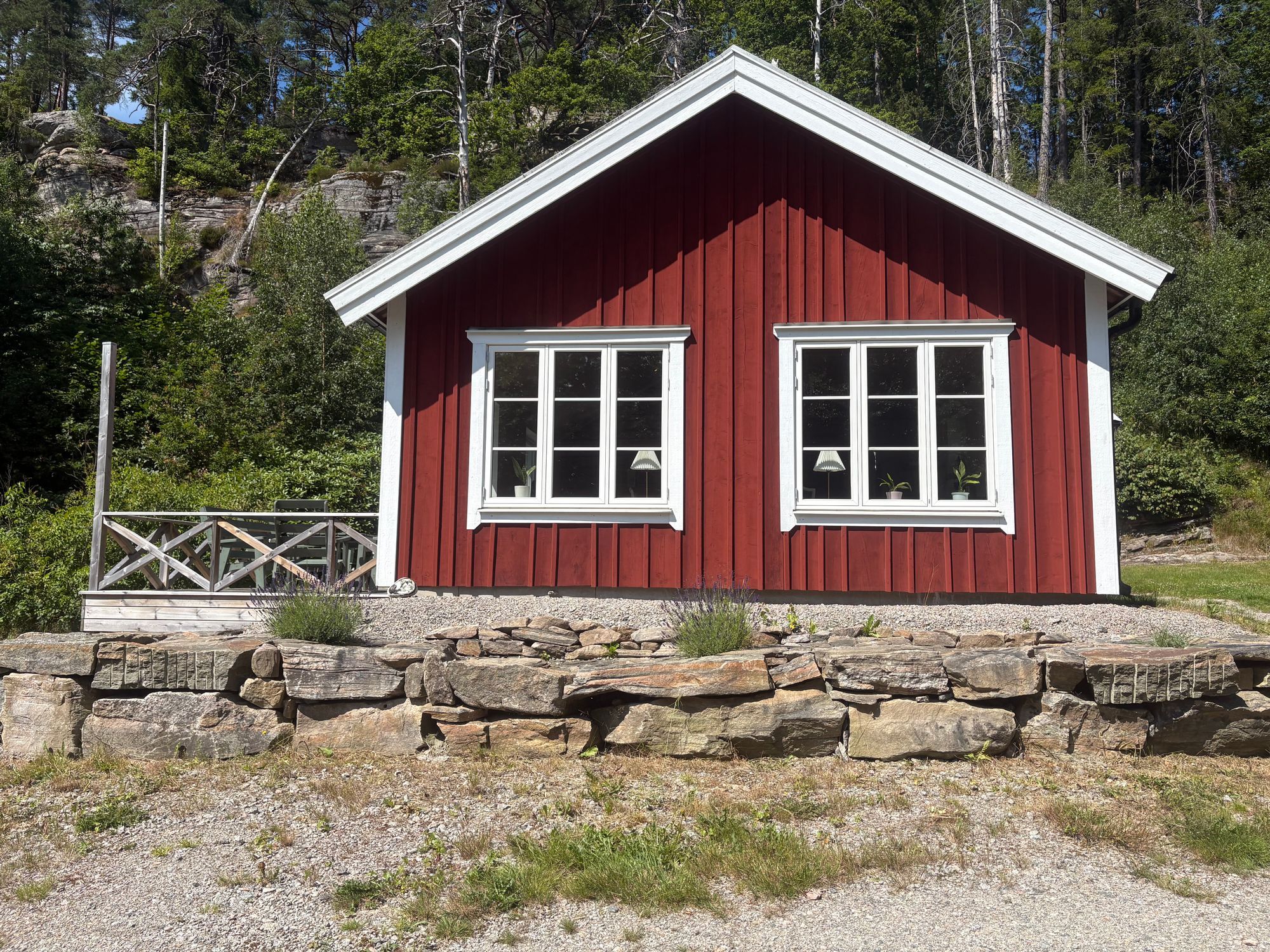 Mysig avsides stuga med närhet till sjö i Bohuslän – bild 24 av 24