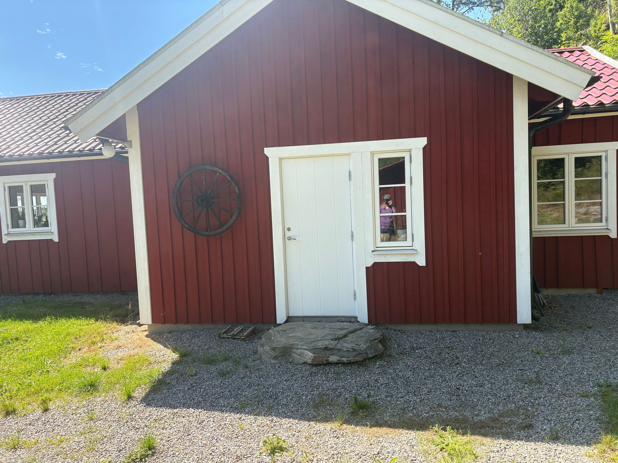 Mysig avsides stuga med närhet till sjö i Bohuslän – bild 1 av 24