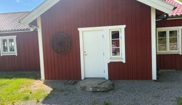 Mysig avsides stuga med närhet till sjö i Bohuslän