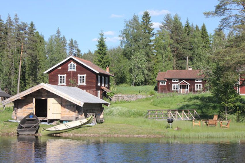 Dalahus vid sjö/bastu/båt