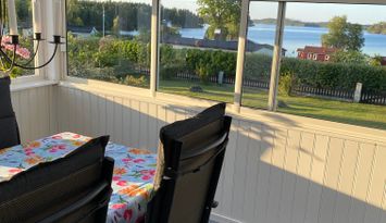 Stuga med sjöutsikt över vackra sjön Säven