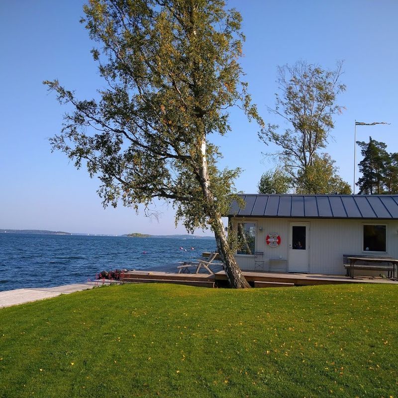 Boende precis vid strandkanten på Resarö – bild 12 av 19