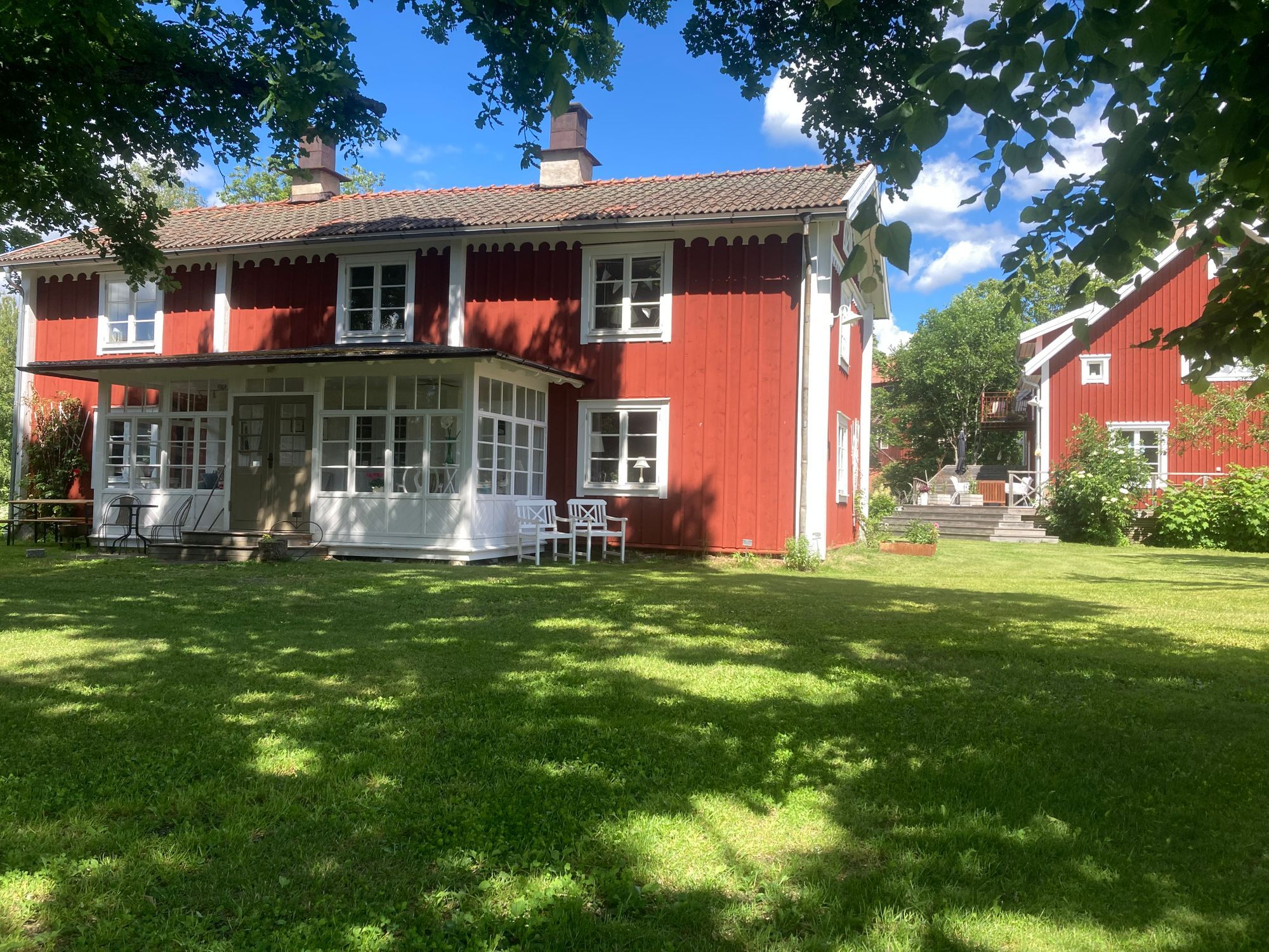 Mysig stuga i byn Löa i Bergslagen – bild 2 av 24