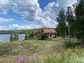 Skogsnära stuga med sjötomt och egen brygga