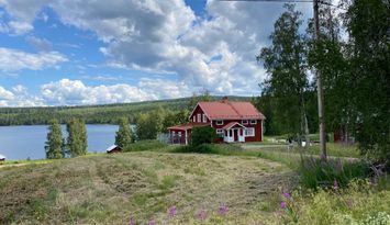 Skogsnära stuga med sjötomt och egen brygga