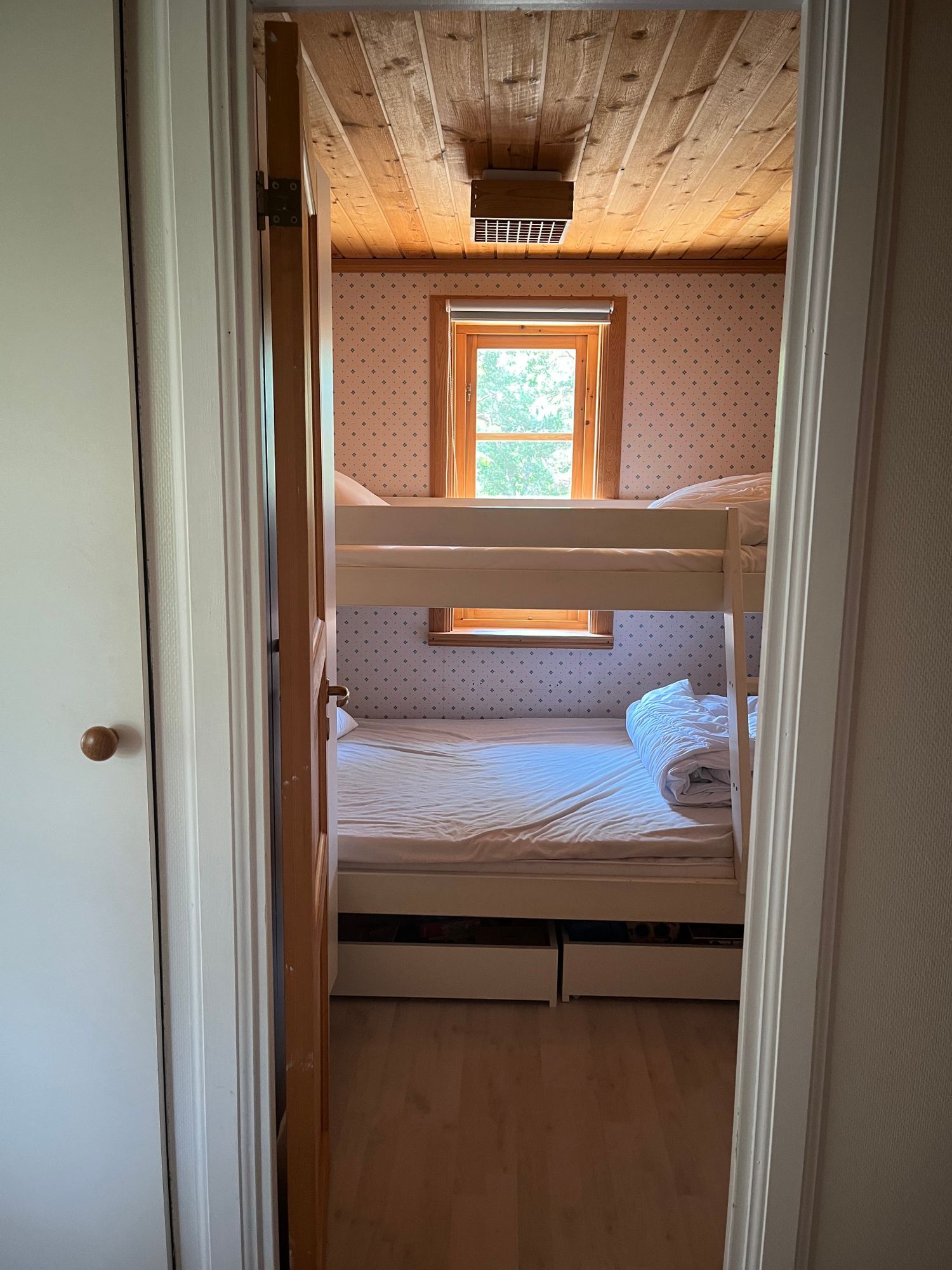 Mysig stuga nära hav och skog utanför Västervik – bild 4 av 23