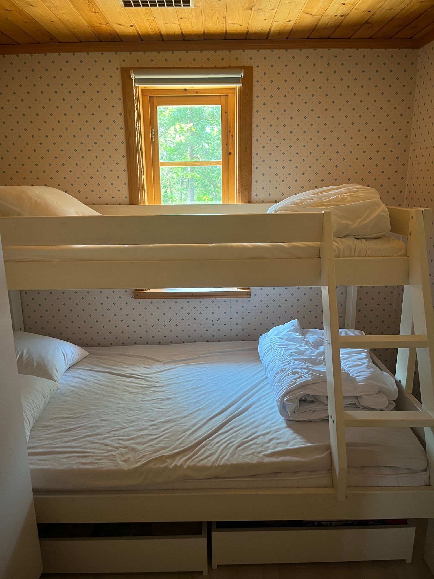 Mysig stuga nära hav och skog utanför Västervik – bild 6 av 23