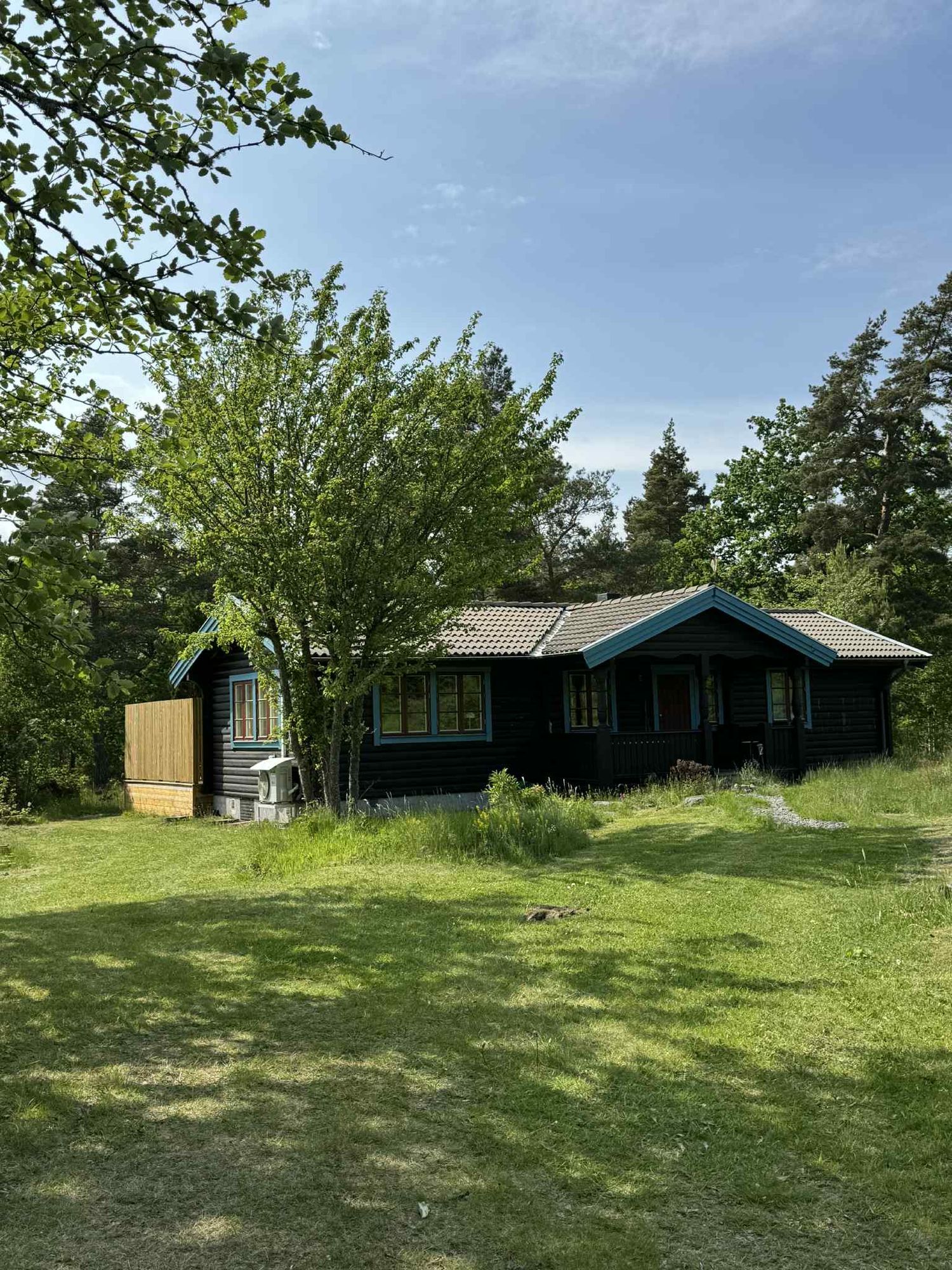 Mysig stuga nära hav och skog utanför Västervik