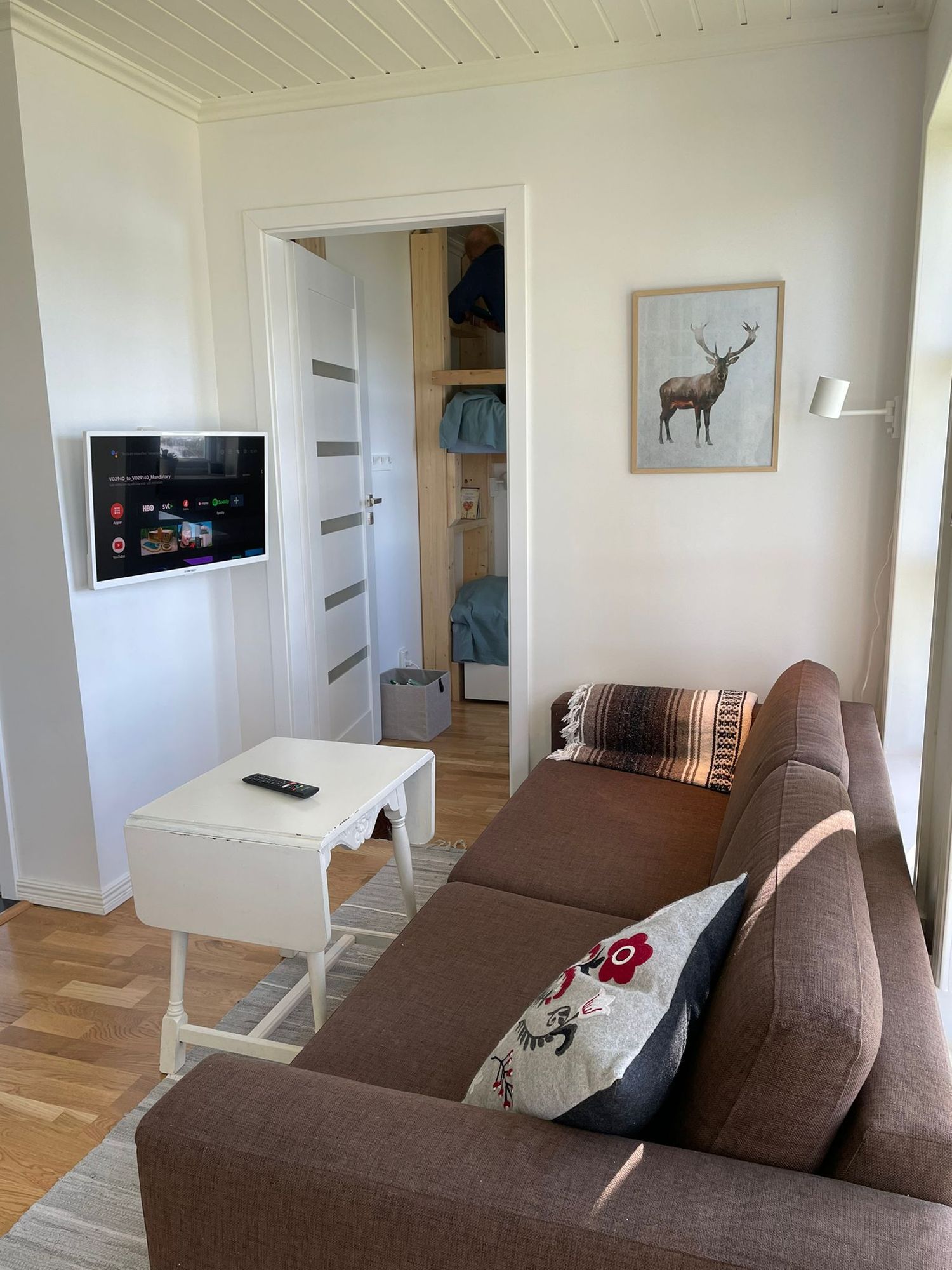 Mysig stuga med strandtomt nära Järvsöbacken – bild 7 av 24