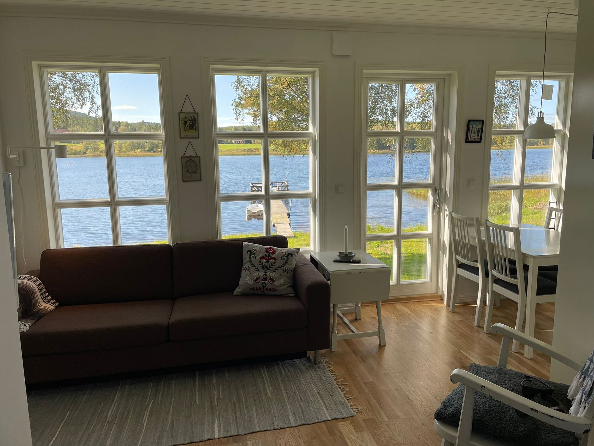 Mysig stuga med strandtomt nära Järvsöbacken – bild 8 av 24