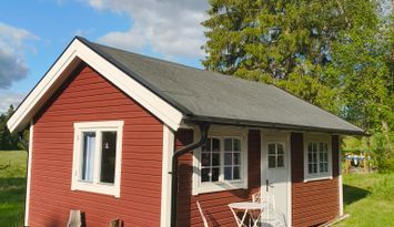 Liten enkel stuga lantligt belägen