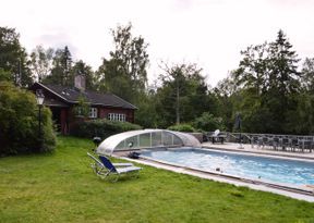 Östertorps Gård Strömma. Heated pool, sandy beach