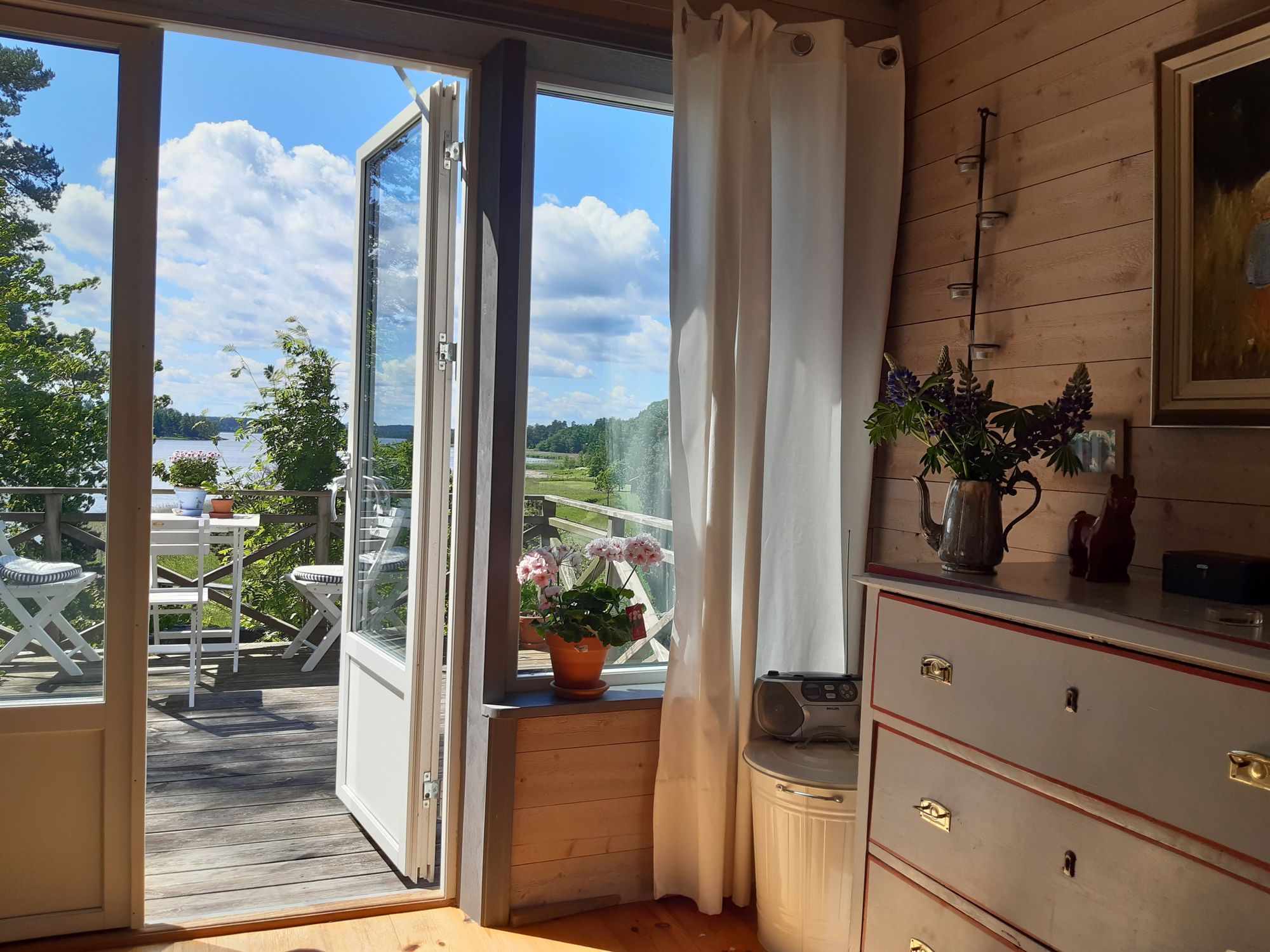 Hus med utsikt över havsvik, vissa veckor o dagar – bild 15 av 23