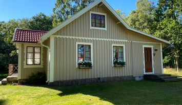 Mysig stuga med närhet till skog och hav