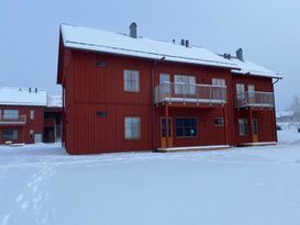 Modern lägenhet nära skidbacke och längdspår.