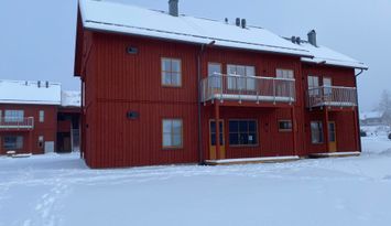 Modern lägenhet nära skidbacke och längdspår.