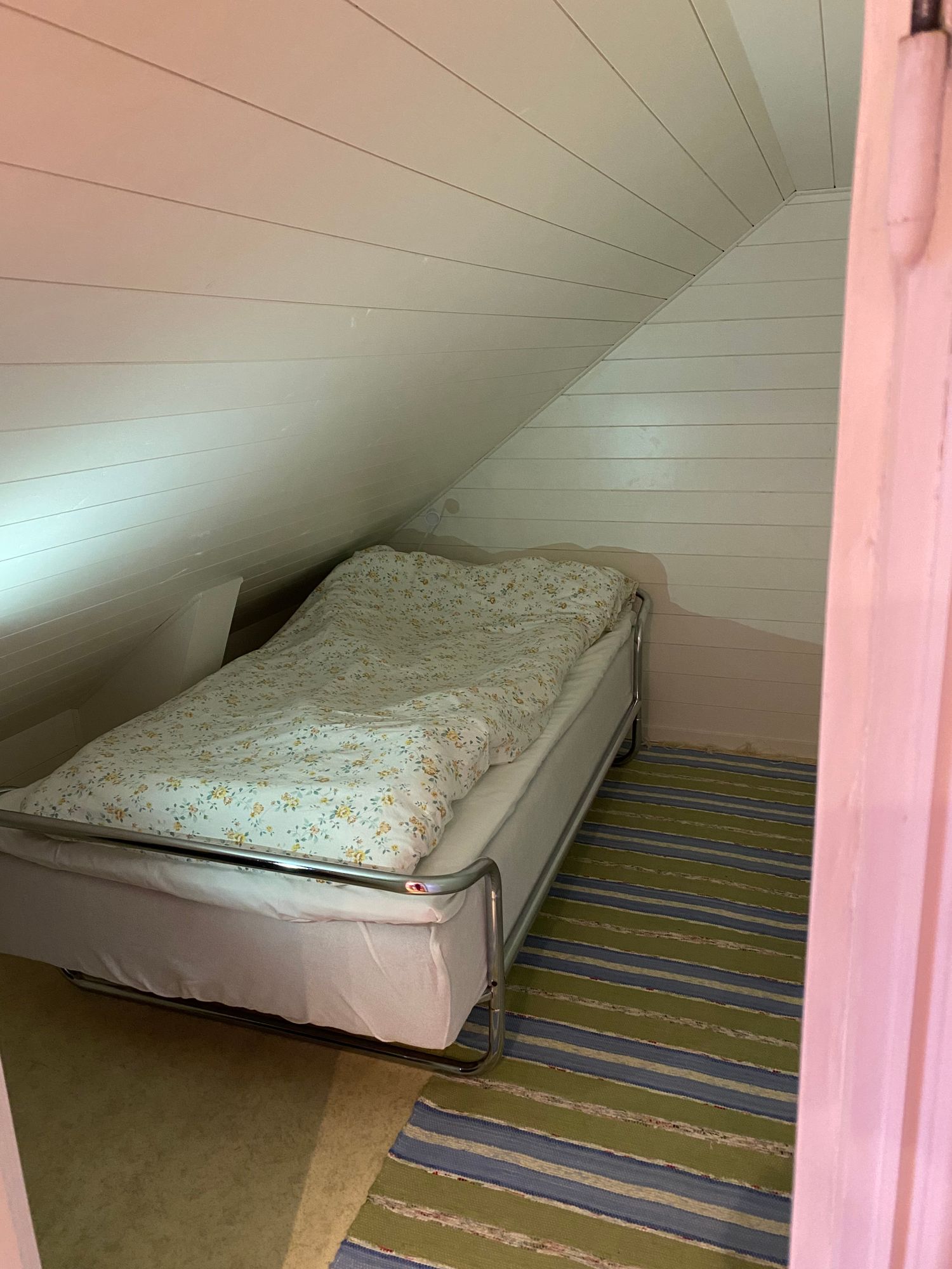 Mysigt typiskt Smålandshus med avskilt skogsläge – bild 6 av 24