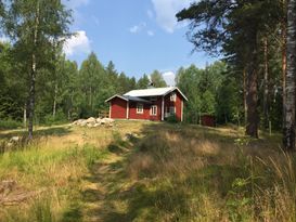 Mysigt torp ”Hyttsnåret” omgiven av skog och natur