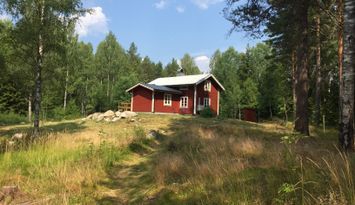 Mysigt torp ”Hyttsnåret” omgiven av skog och natur