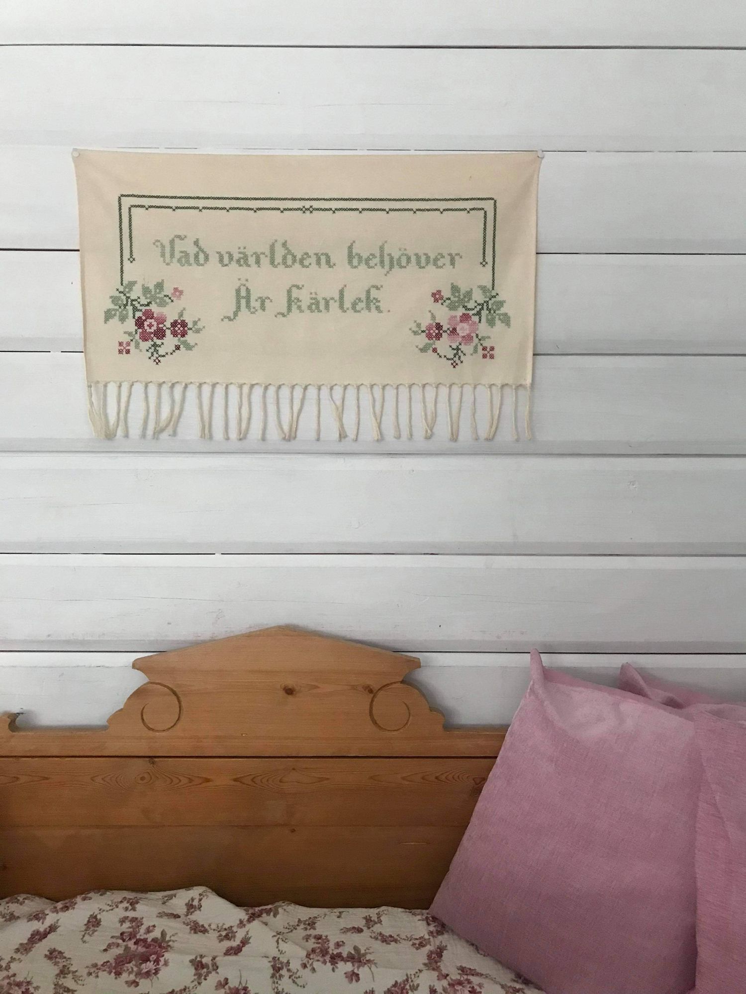 Charmig stuga med bastu och egen brygga – bild 18 av 24
