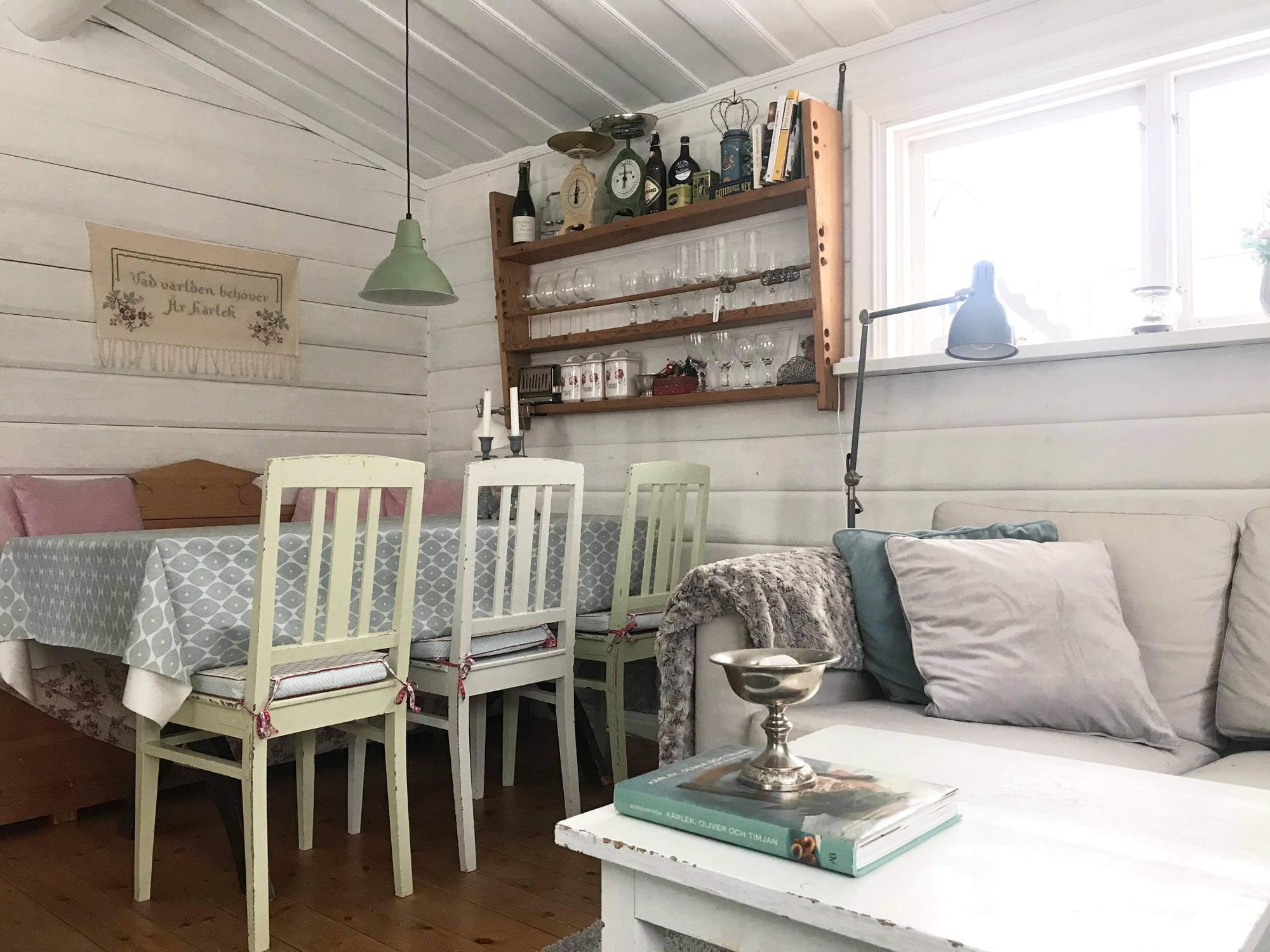 Charmig stuga med bastu och egen brygga – bild 19 av 24