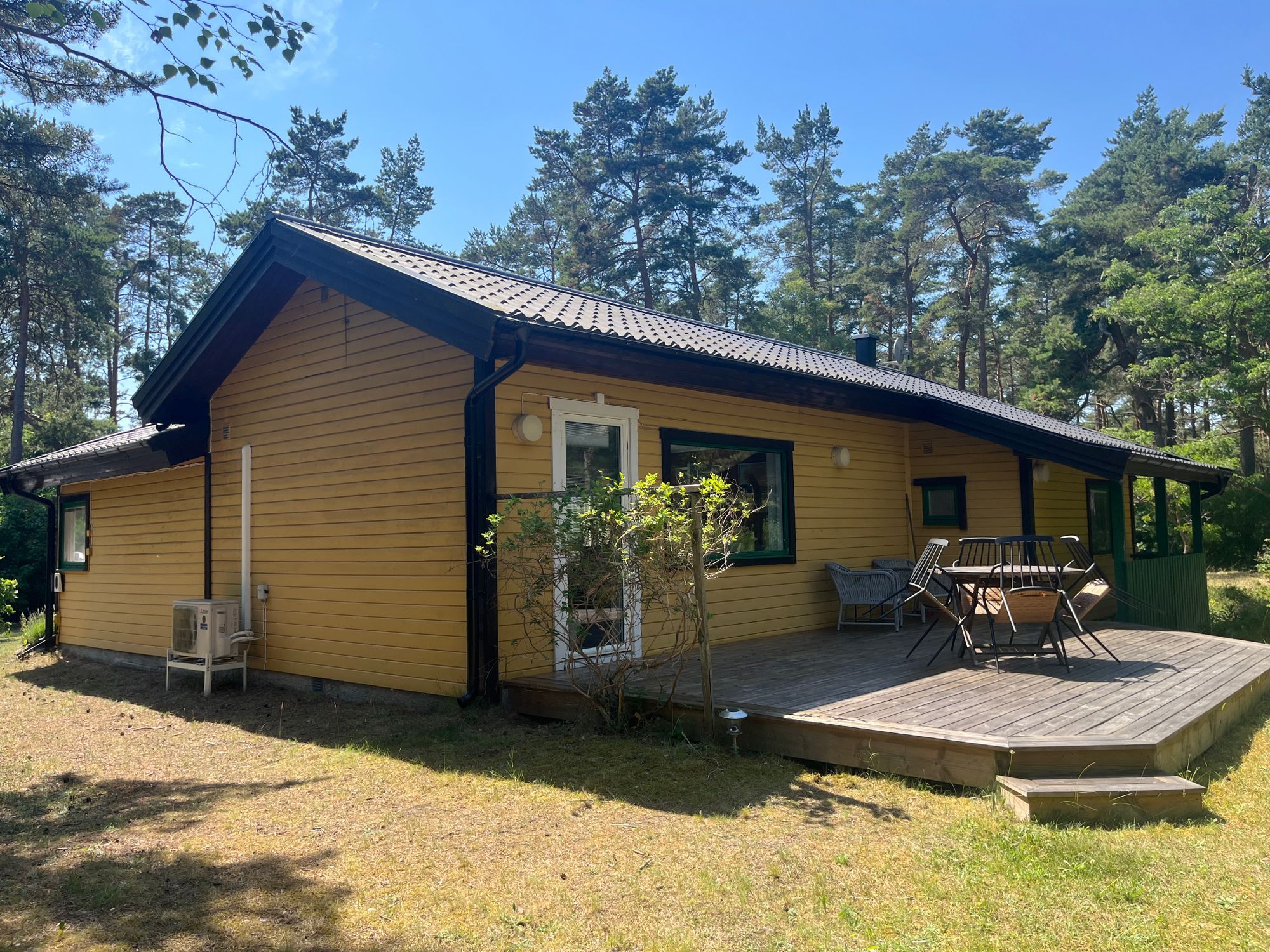 Sommarstuga på stor privat tomt – bild 2 av 21