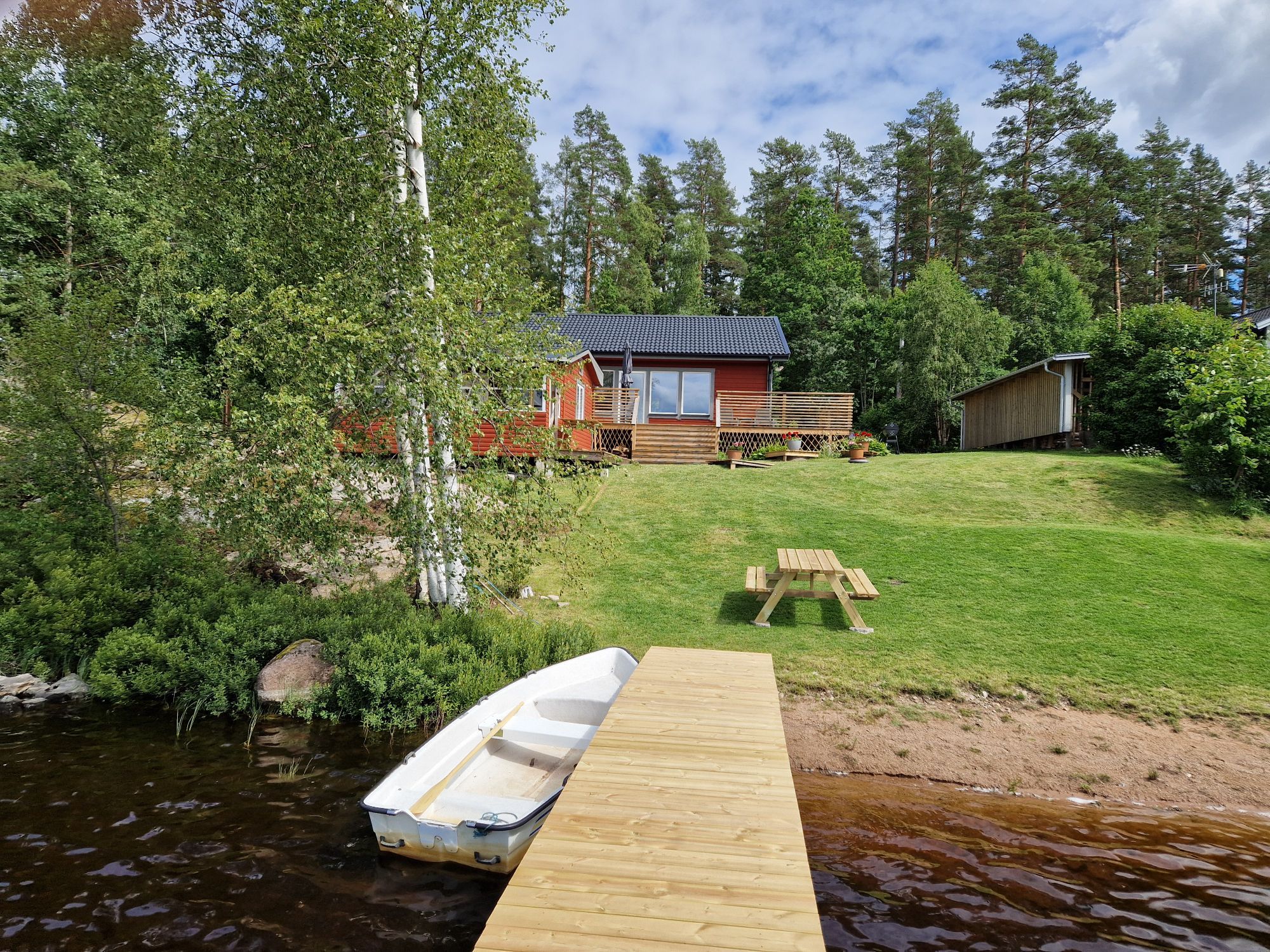 Nybyggd stuga på strandtomt – bild 2 av 17