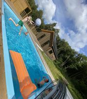 Två hus med pool nära havet