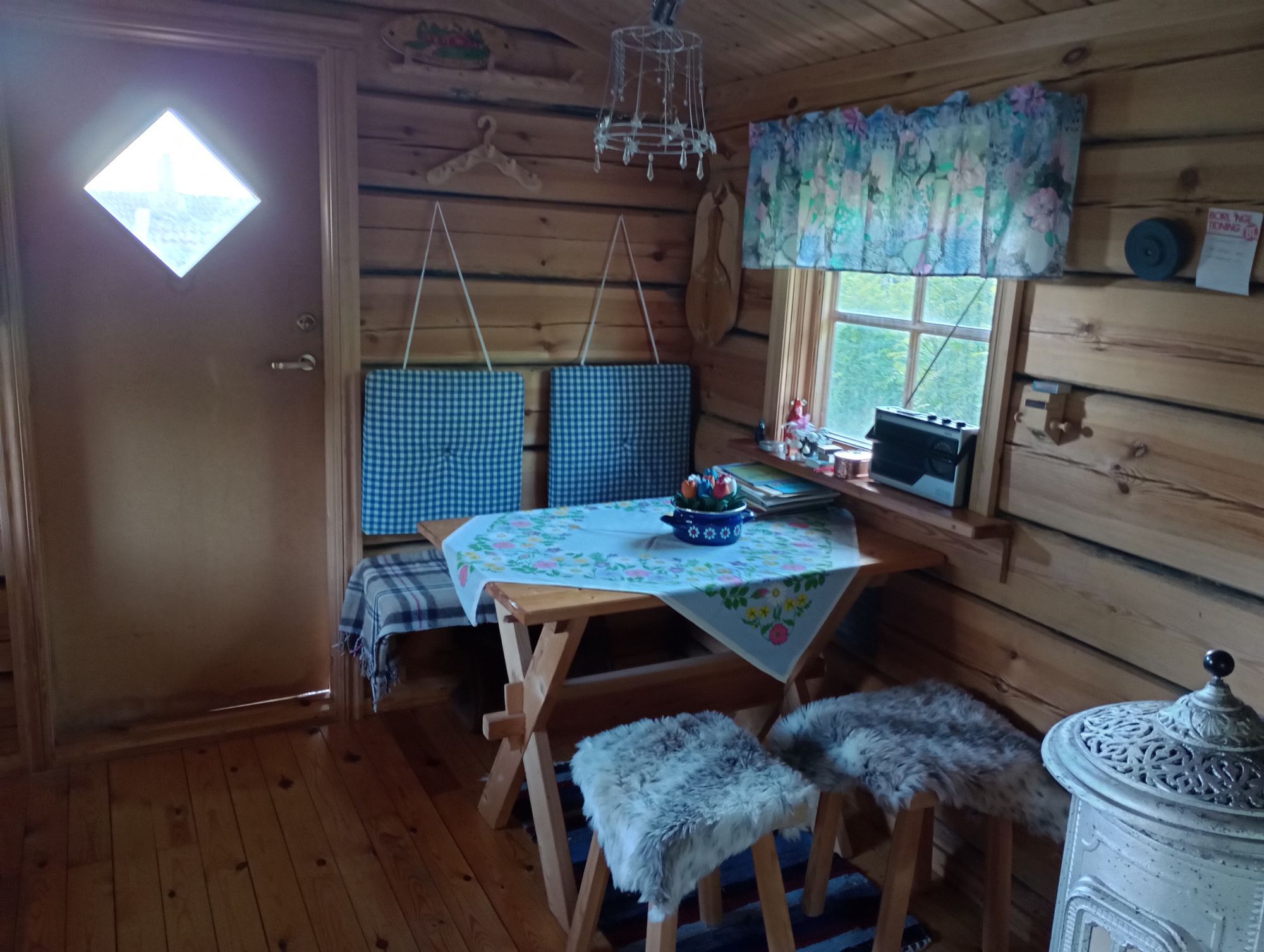 Mysig lillstuga i sköna Tyrsberget – bild 4 av 10