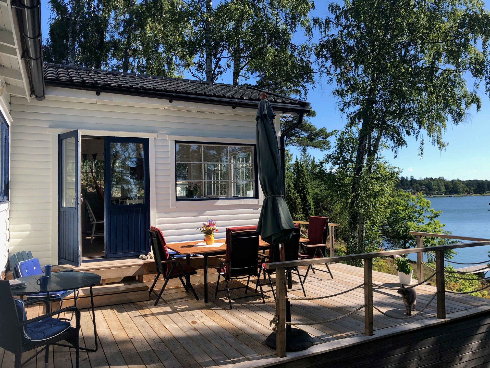 Vacker sjötomt med flera stugor och vedeldad bastu – bild 5 av 23