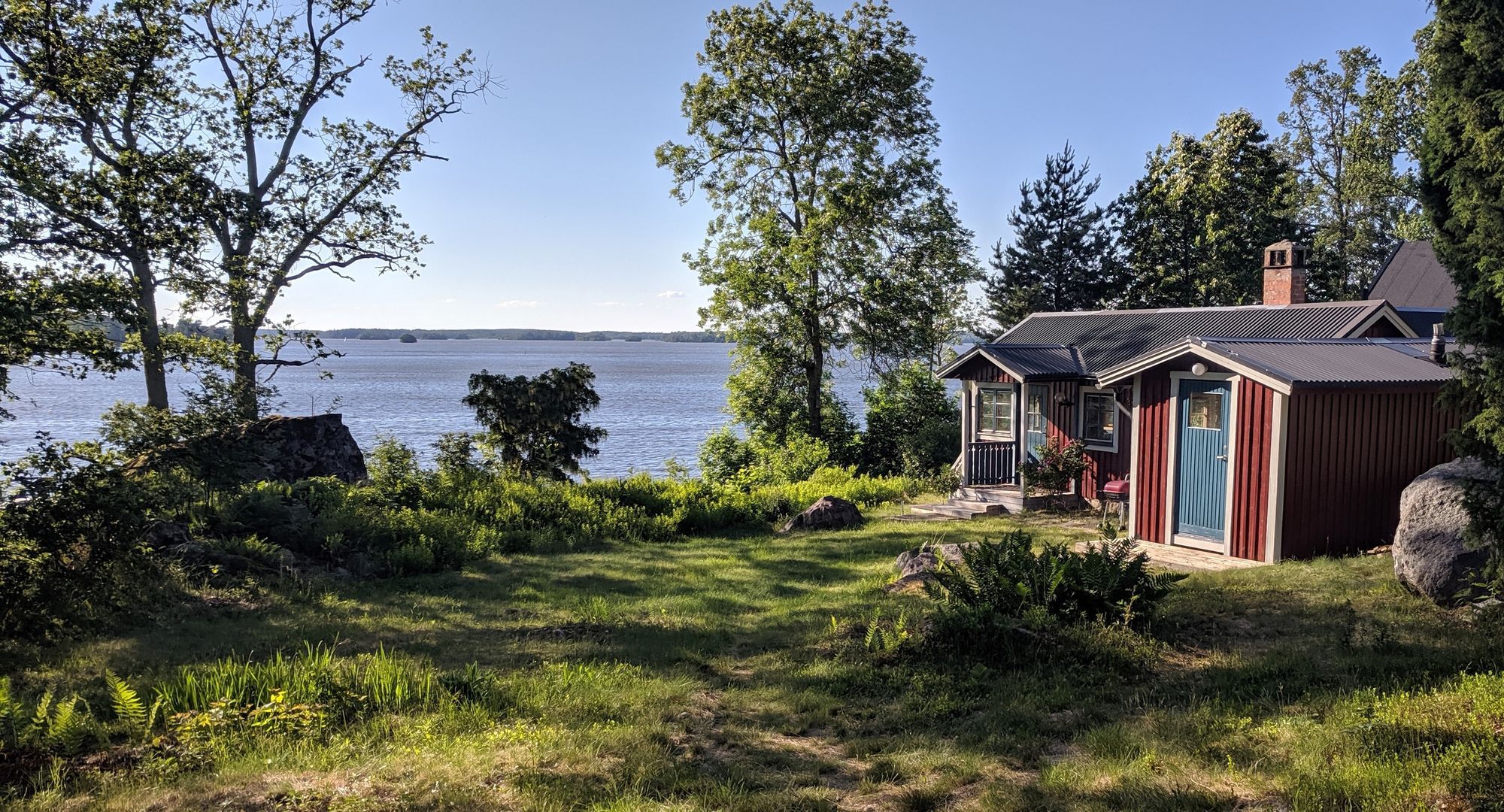 Stuga med sjöutsikt & 20 meter till bad i Mälaren