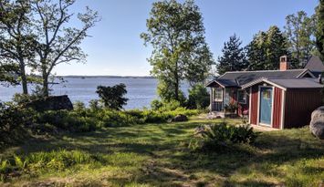 Stuga med sjöutsikt & 20 meter till bad i Mälaren