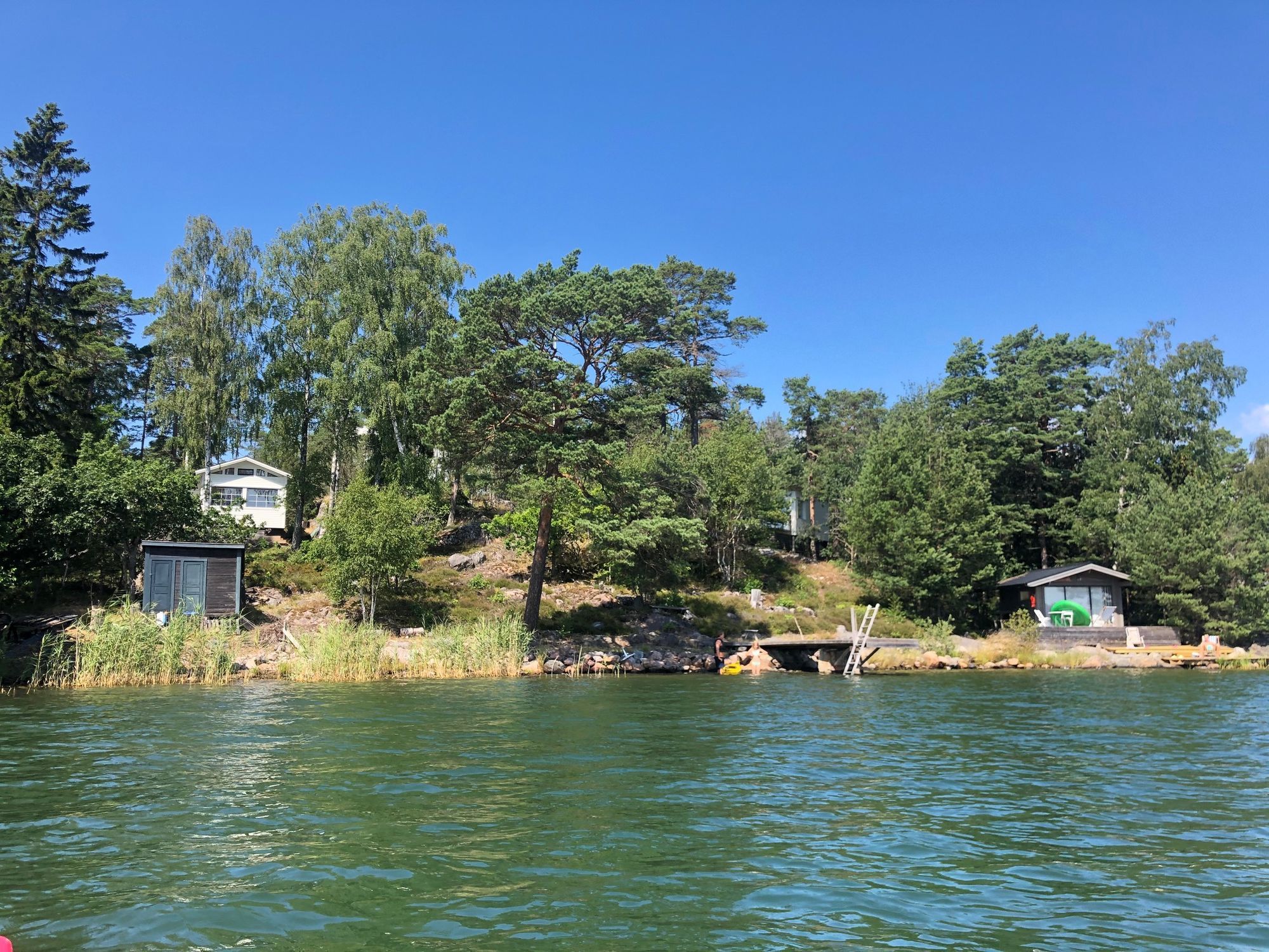 Vacker sjötomt med flera stugor och vedeldad bastu – bild 3 av 23